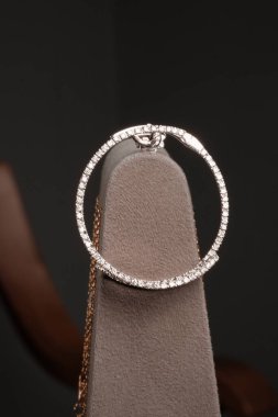 Şık mücevherler, elmaslar ve değerli taşlar..