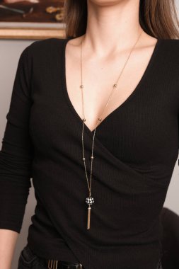 Gümüş, altın, elmas, değerli taşlar gibi şık mücevherler..