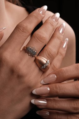 Gümüş, altın, elmas, değerli taşlar gibi şık mücevherler..