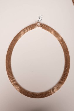 Gümüş, altın, elmas, değerli taşlar gibi şık mücevherler..