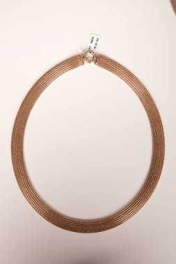 Gümüş, altın, elmas, değerli taşlar gibi şık mücevherler..