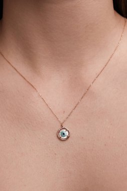 Gümüş, altın, elmas, değerli taşlar gibi şık mücevherler..