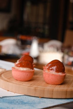 Çıtır Çıtır Şekerlemeli Duble Çikolatalı ekler