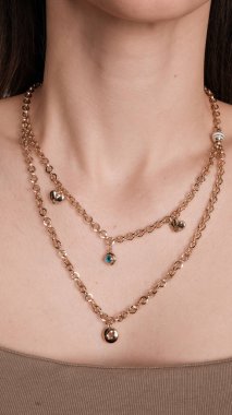 Gümüş, altın, elmas, değerli taşlar gibi şık mücevherler..