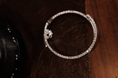 Gümüş, altın, elmas, değerli taşlar gibi şık mücevherler..