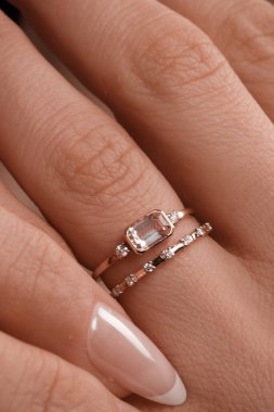 Gümüş, altın, elmas, değerli taşlar gibi şık mücevherler..