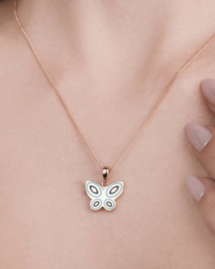 Gümüş, altın, elmas, değerli taşlar gibi şık mücevherler..