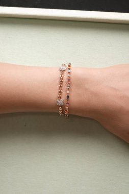 Gümüş, altın, elmas, değerli taşlar gibi şık mücevherler..