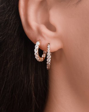 Gümüş, altın, elmas, değerli taşlar gibi şık mücevherler..