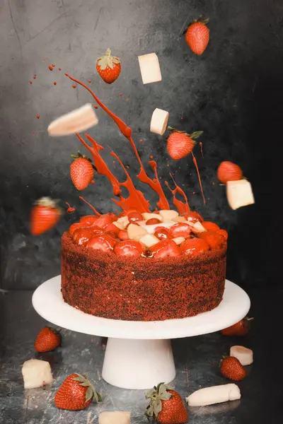 Hareketteki İçindekilerle Yeniden Yapılandırılmış Kek Konsepti