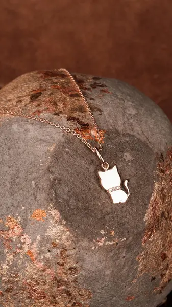 Şık mücevherler, elmaslar ve değerli taşlar..