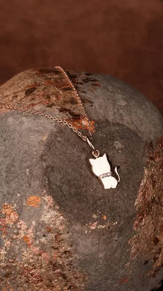 Şık mücevherler, elmaslar ve değerli taşlar..