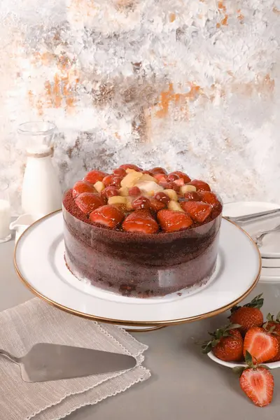 Doğal Işıkta Ev Yapımı Kremalı Kek