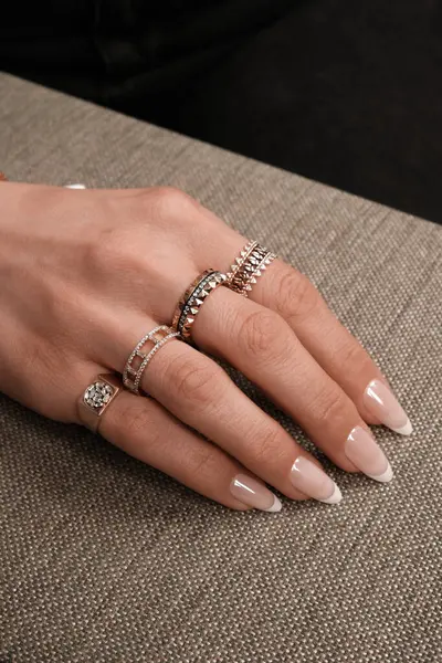 Şık mücevherler, elmaslar ve değerli taşlar..