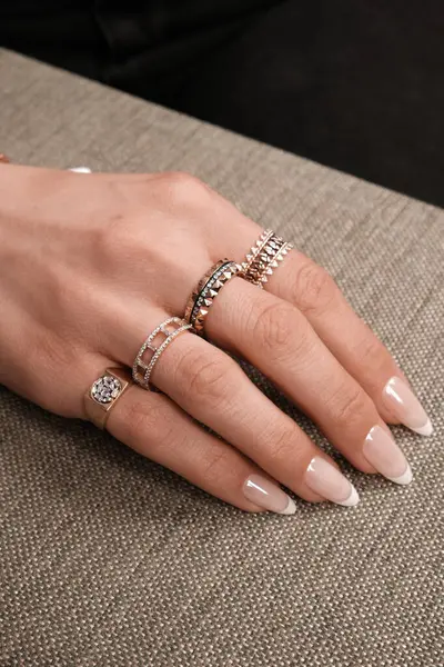 Şık mücevherler, elmaslar ve değerli taşlar..