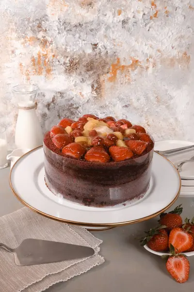 Doğal Işıkta Ev Yapımı Kremalı Kek