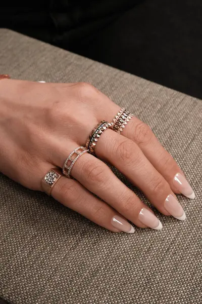 Şık mücevherler, elmaslar ve değerli taşlar..