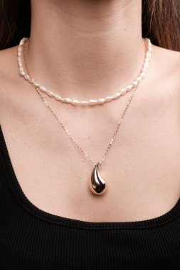 Gümüş, altın, elmas, değerli taşlar gibi şık mücevherler..