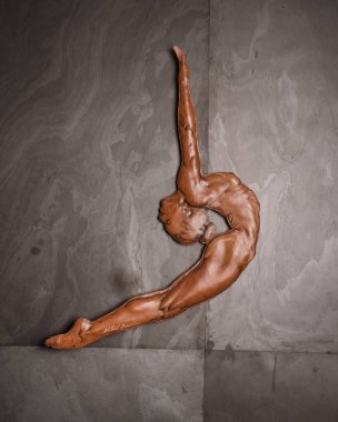 Tamamen deri, ayrıntılı işçilik ve organik dokudan yapılmış eşsiz bir heykel..