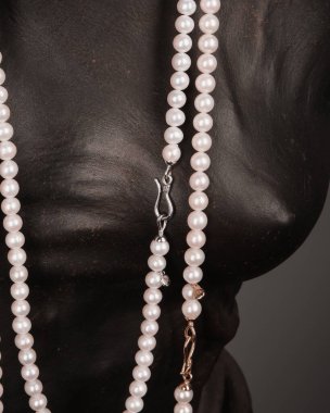 Gümüş, altın, elmas, değerli taşlar gibi şık mücevherler..