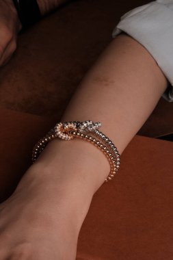 El yapımı değerli mücevherler. Kadınlar için bijouterie ve mücevher altın ve elmaslar