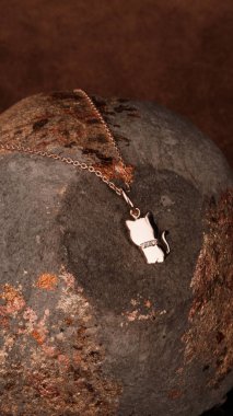 El yapımı değerli mücevherler. Kadınlar için bijouterie ve mücevher altın ve elmaslar