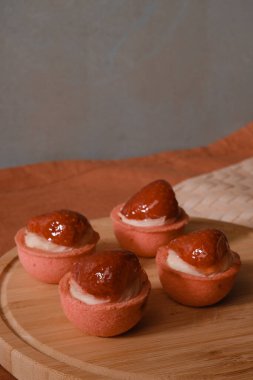 Çıtır Çıtır Şekerlemeli Duble Çikolatalı ekler