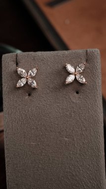 El yapımı değerli mücevherler. Kadınlar için bijouterie ve mücevher altın ve elmaslar