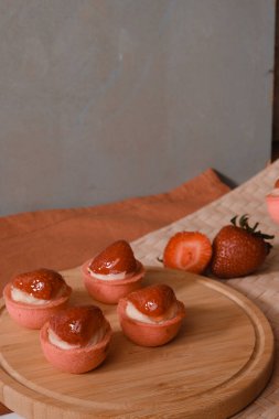 Çıtır Çıtır Şekerlemeli Duble Çikolatalı ekler