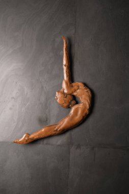 Tamamen deri, ayrıntılı işçilik ve organik dokudan yapılmış eşsiz bir heykel..