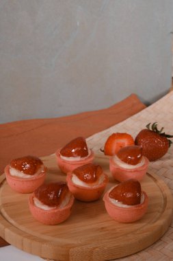 Çıtır Çıtır Şekerlemeli Duble Çikolatalı ekler