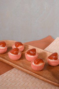 Çıtır Çıtır Şekerlemeli Duble Çikolatalı ekler