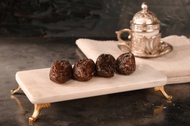 El yapımı değerli mücevherler. Kadınlar için bijouterie ve mücevher altın ve elmaslar