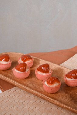 Çıtır Çıtır Şekerlemeli Duble Çikolatalı ekler