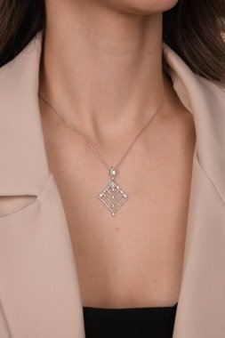 El yapımı değerli mücevherler. Kadınlar için bijouterie ve mücevher altın ve elmaslar