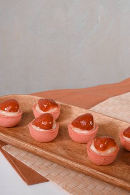 Çıtır Çıtır Şekerlemeli Duble Çikolatalı ekler