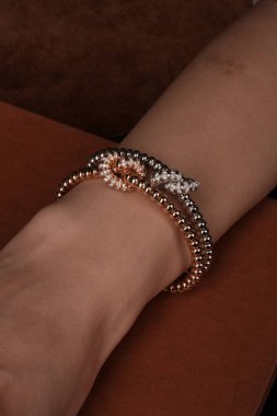 El yapımı değerli mücevherler. Kadınlar için bijouterie ve mücevher altın ve elmaslar