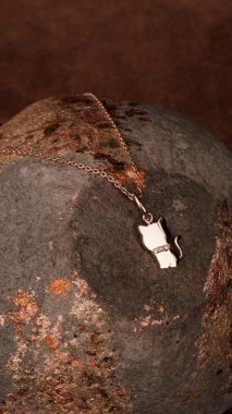 El yapımı değerli mücevherler. Kadınlar için bijouterie ve mücevher altın ve elmaslar