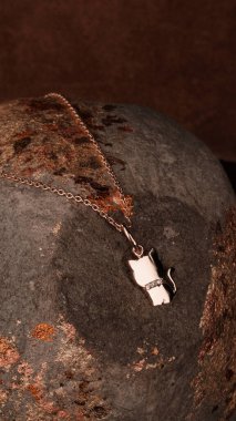 El yapımı değerli mücevherler. Kadınlar için bijouterie ve mücevher altın ve elmaslar