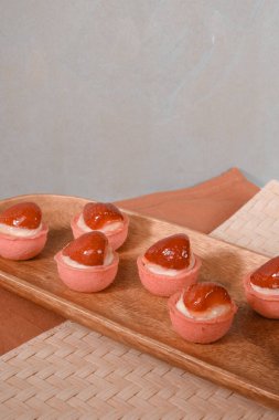 Çıtır Çıtır Şekerlemeli Duble Çikolatalı ekler