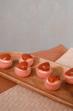 Çıtır Çıtır Şekerlemeli Duble Çikolatalı ekler