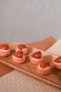 Çıtır Çıtır Şekerlemeli Duble Çikolatalı ekler