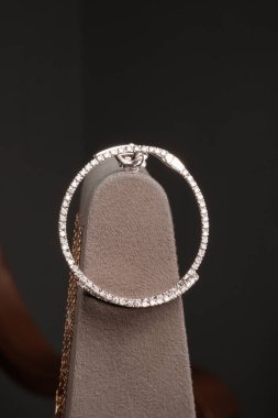 El yapımı değerli mücevherler. Kadınlar için bijouterie ve mücevher altın ve elmaslar