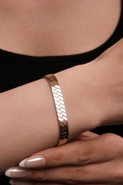 Güzel altın mücevherler, değerli taşlar ve elmaslar.