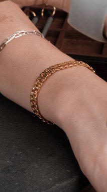 Güzel altın mücevherler, değerli taşlar ve elmaslar.