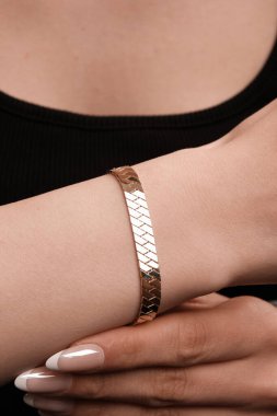 Güzel altın mücevherler, değerli taşlar ve elmaslar.