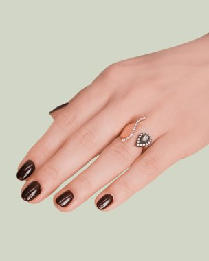 Güzel altın mücevherler, değerli taşlar ve elmaslar.