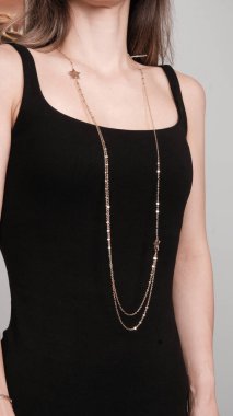 Güzel altın mücevherler, değerli taşlar ve elmaslar.