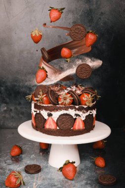 Hareketteki İçindekilerle Yeniden Yapılandırılmış Kek Konsepti