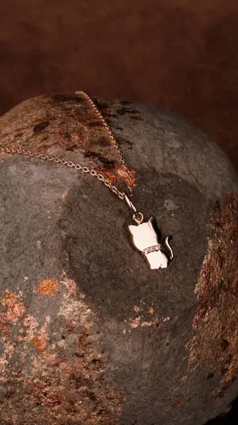 El yapımı değerli mücevherler. Kadınlar için bijouterie ve mücevher altın ve elmaslar